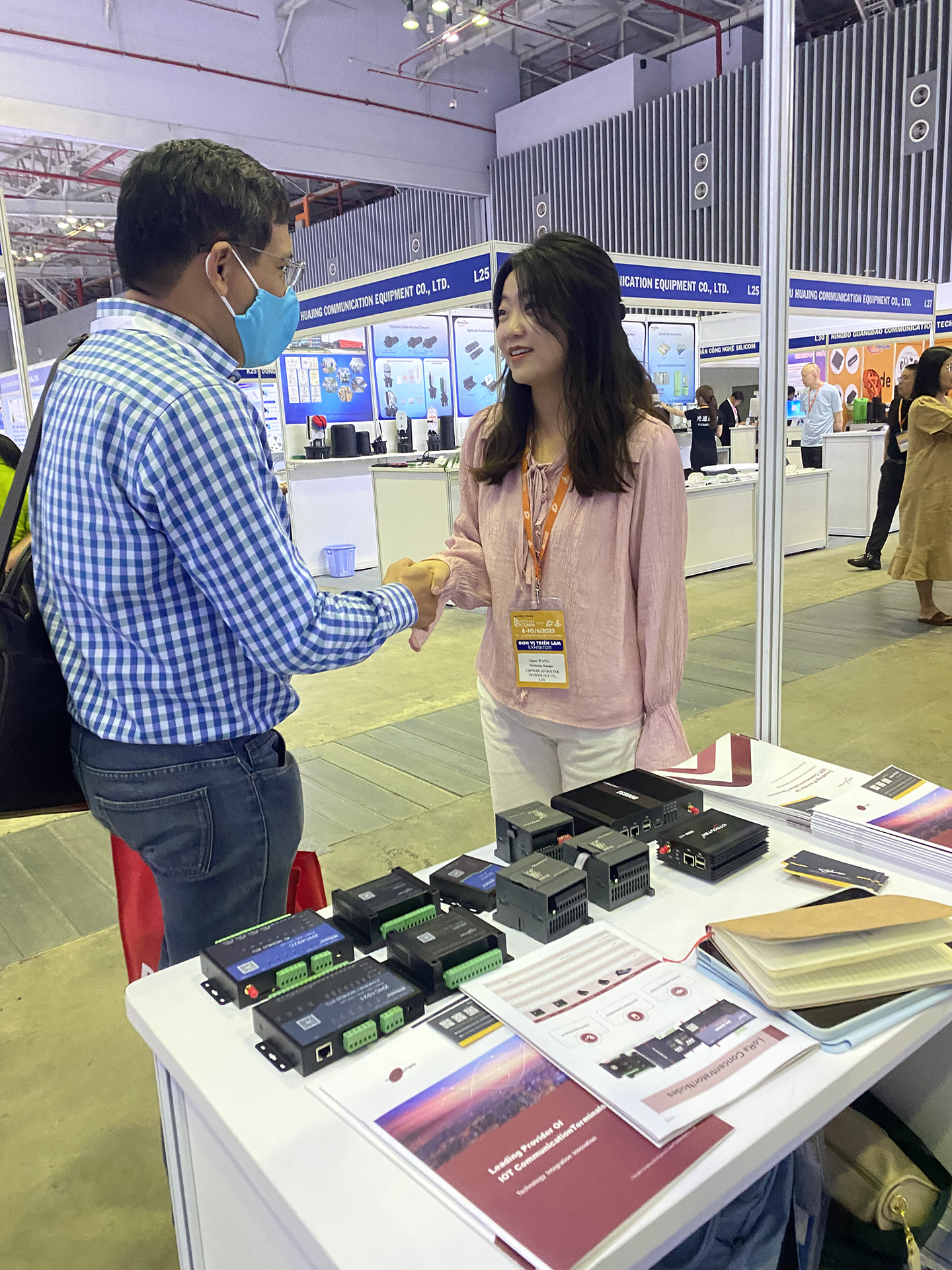 Happy negotiation with new and old customers Happy negotiation with new and old customers