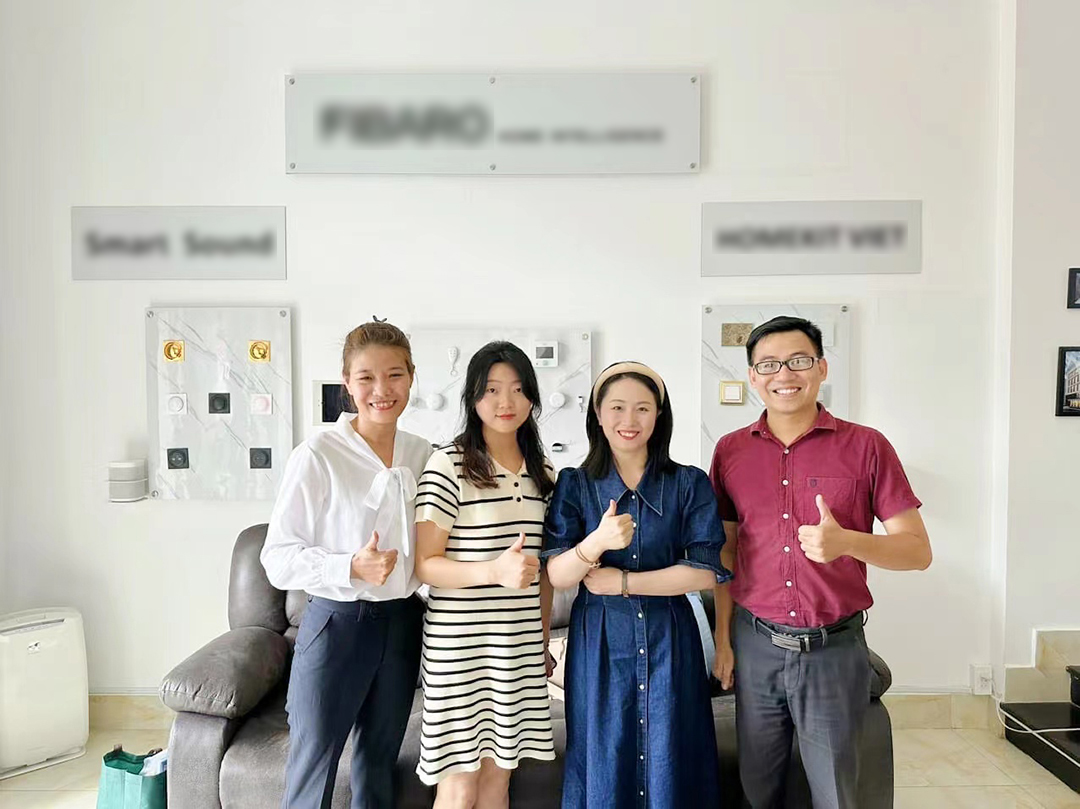 Visit old customers after the meeting Visit old customers after the meeting